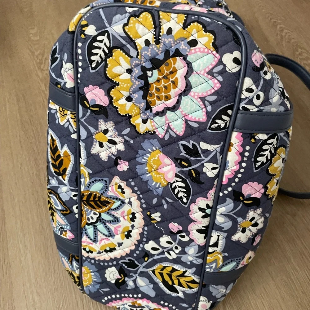 *SALE* VERA BRADLEY Quilted Bag, 6 interior pockets. Holds a lot - Picture 5 of 8